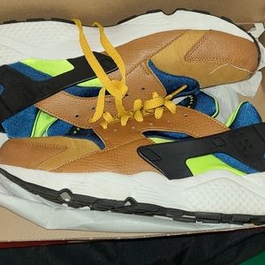 Nike Air Huarache color tan lime and blue